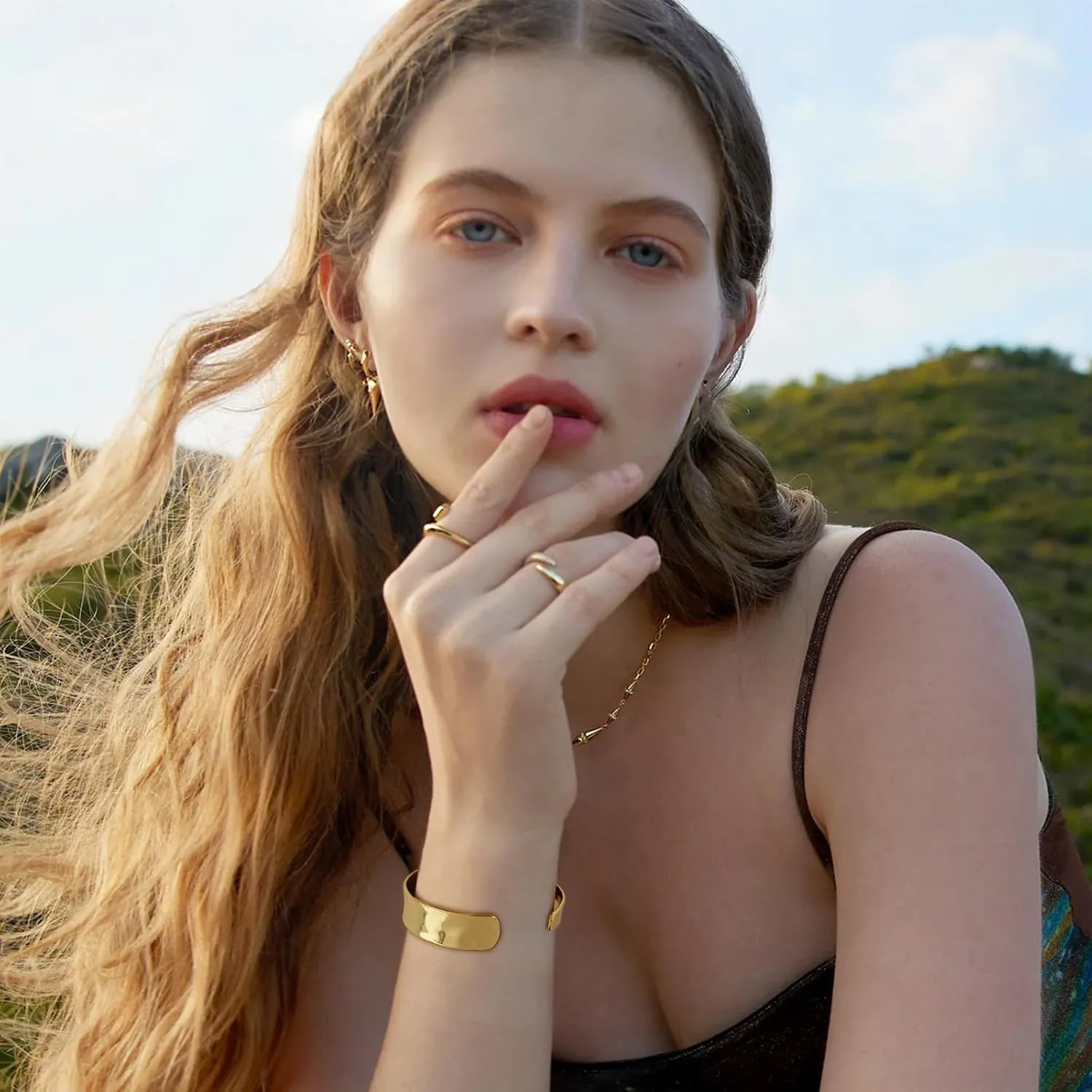 Hammered Gold Cuff Bracelets for Women Irregular Adjustable Open Bangles Chunky Statement Wide Gold Bracelets Vintage Boho Gold Arm Cuff Jewelry