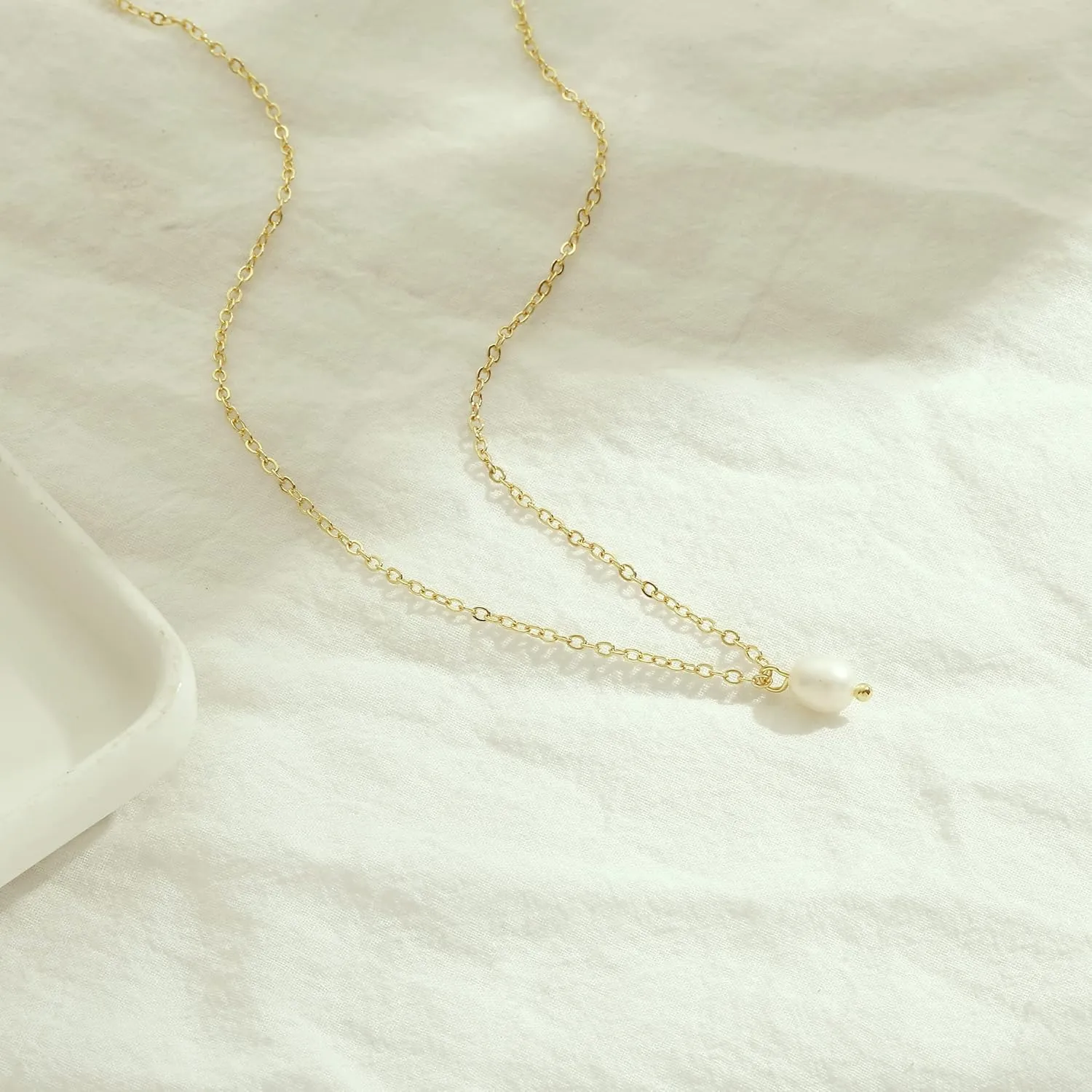 MIDEEO Dainty Pearl Necklaces for Women 14K Gold Plated Pearl Necklaces Pearl Chain Necklace Exquisite Choker Jewelry Gifts